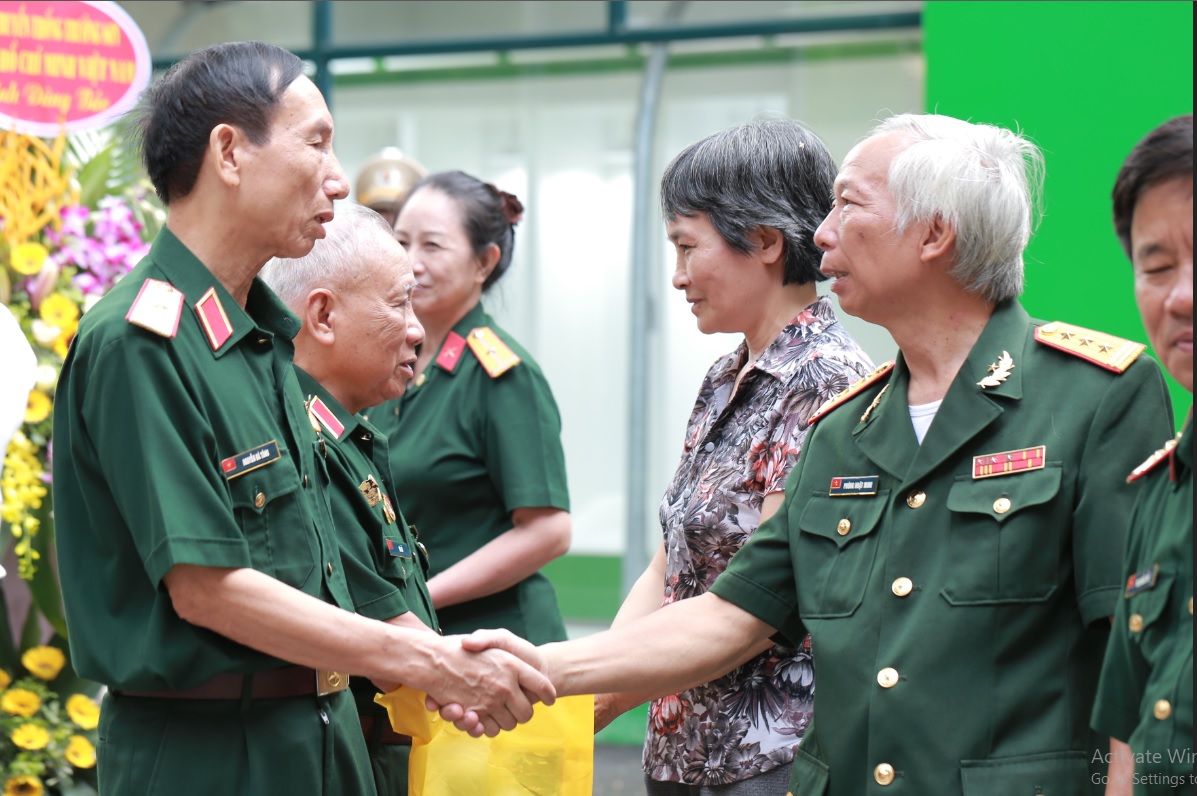 Hội trường sơn Việt Nam thăm công ty Rạng Đông